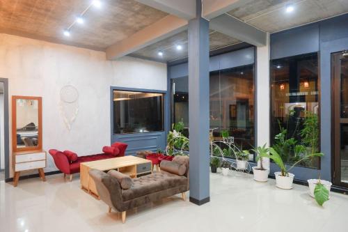Zona de estar de Urbanview Hotel Umbrella Dieng by RedDoorz