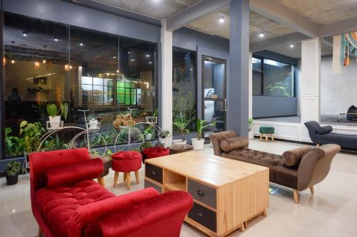 Zona de estar de Urbanview Hotel Umbrella Dieng by RedDoorz