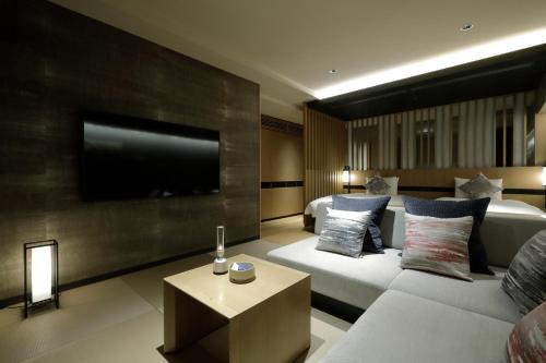 箱根的住宿－Hakone Gora KARAKU，带沙发和平面电视的客厅