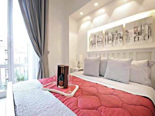 sypialnia z dużym łóżkiem i czerwonym kocem w obiekcie Velvet Trastevere Apartment w Rzymie