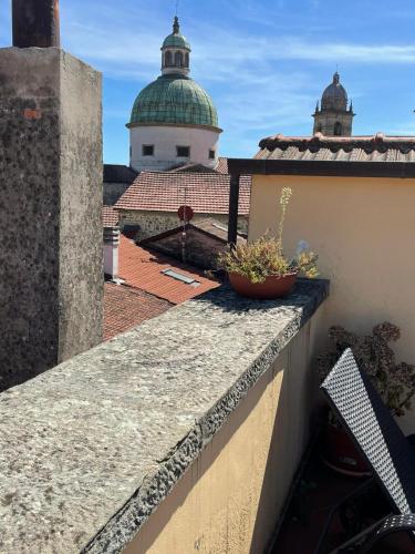 a balcony with a plant on the ledge of a building at Casa Garibaldi in Pontremoli