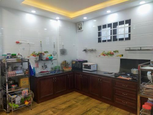 Kitchen o kitchenette sa NHÀ GÓC PHỐ Đà Lạt