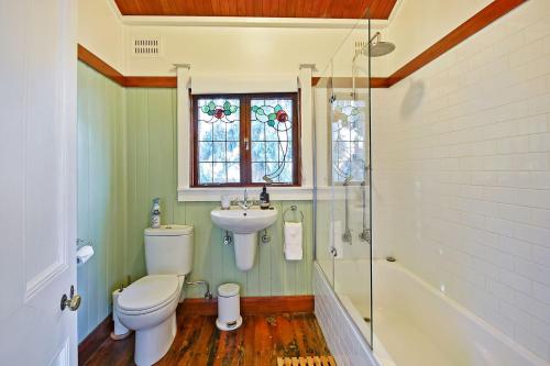 uma casa de banho com um WC, um lavatório e um chuveiro em Kings Bower em Katoomba