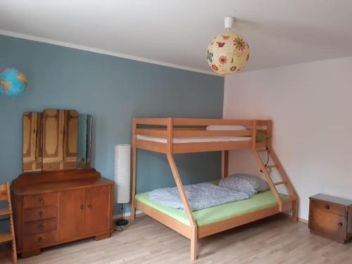 ラインスベルクにあるGroße Ferienwohnung in Flecken Zechlinのドレッサー付きのドミトリールームの二段ベッド1台分です。