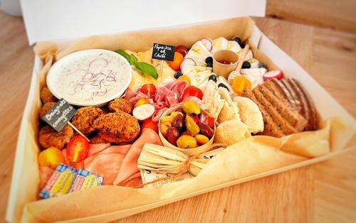une boîte en bois remplie de différents types de denrées alimentaires dans l'établissement Luxe and Spa, à Condé-Sainte-Libiaire
