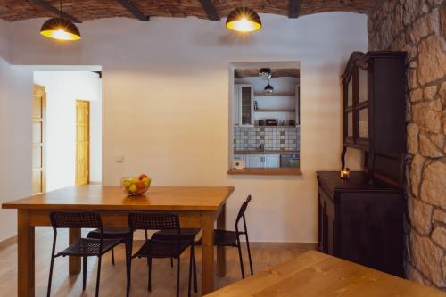 - une salle à manger avec une table et des chaises en bois dans l'établissement Pensiunea Violin Panzió, à Băile Tuşnad