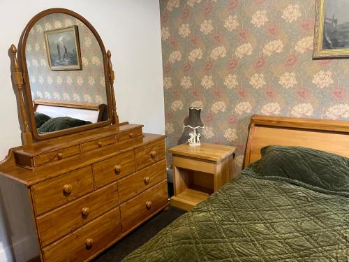 Postel nebo postele na pokoji v ubytování Big Fully Equipped 3BRM Quiet Farm House Near Beach & 12 min to Town