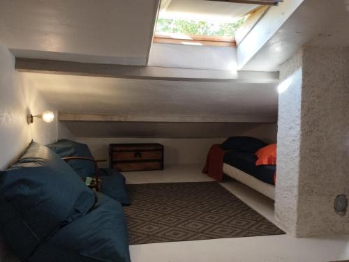 ein kleines Zimmer mit 2 Betten und einem Fenster in der Unterkunft Chambre d’hôtes l’Orange Bleue in Rustrel