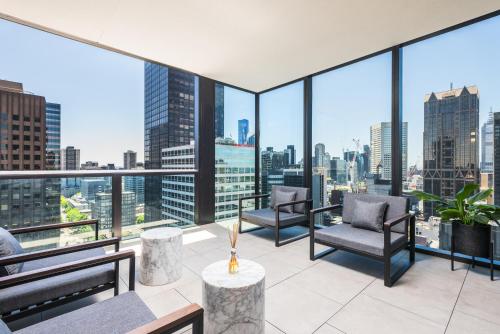 vistas a la ciudad desde la parte superior de un edificio en Collins House Apartments by CLLIX en Melbourne