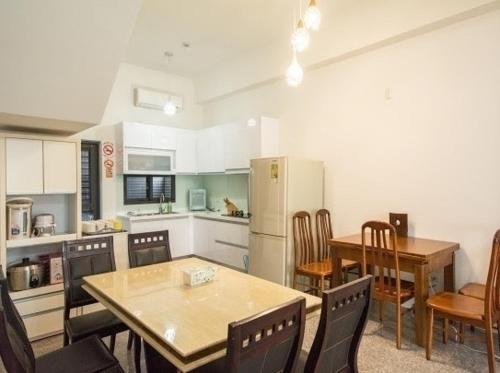 a kitchen and dining room with a table and chairs at 張香民宿1912 in Yilan City