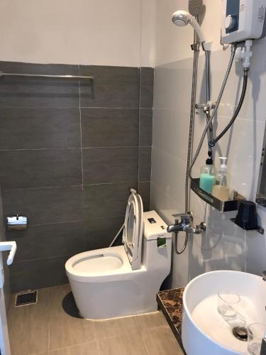 a bathroom with a toilet and a sink at Thung Lũng Mơ - Dream Valley in Khu Chi Lăng