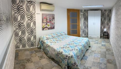 sypialnia z łóżkiem i ścianą w obiekcie Urban Loft w mieście Alcorcón