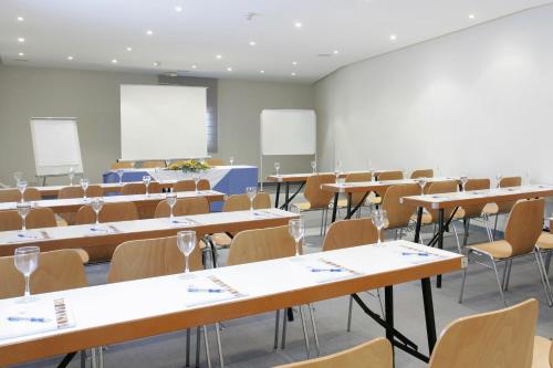 a classroom with rows of tables and chairs at BQ Augusta Hotel in Palma de Mallorca