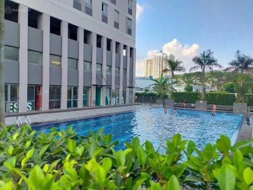 een groot zwembad voor een gebouw bij Phòng riêng căn hộ SKY9 đầy đủ tiện ích in Ho Chi Minh-stad