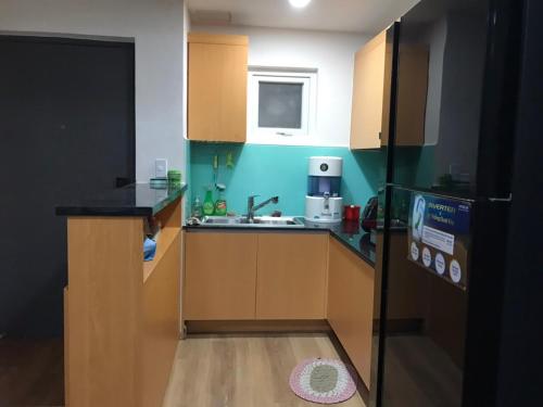 een kleine keuken met een wastafel en een koelkast bij Phòng riêng căn hộ SKY9 đầy đủ tiện ích in Ho Chi Minh-stad