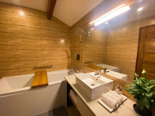 莫爾吉姆的住宿－Sandbanks Beach Villas, Morjim，浴室配有盥洗盆和浴缸。