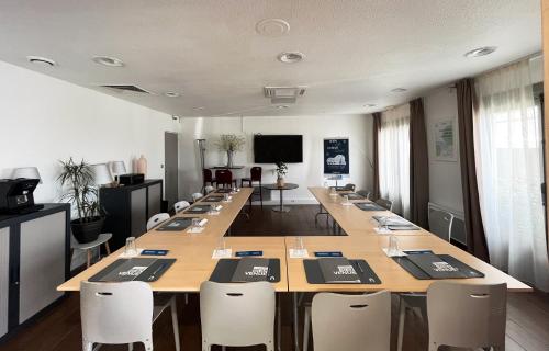 a large conference room with a long table and chairs at Campanile Villejust - za Courtaboeuf in Villejust