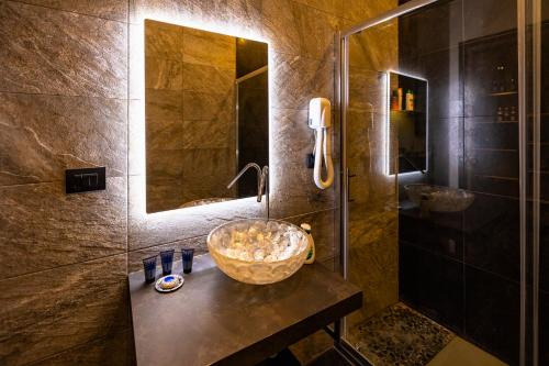 y baño con lavabo y ducha. en Villa Santa Maria, en Castiglione di Sicilia