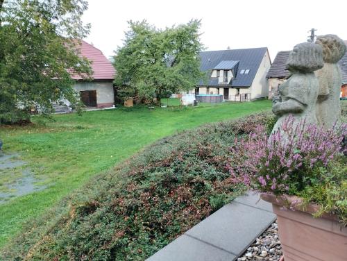 een standbeeld van een beer in een tuin bij Apartmán U Švejdy in Skuhrov nad Bělou