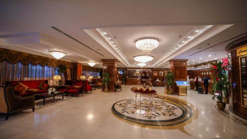فندق الدار البيضاء في جدة: لوبي فندق فيه كراسي وطاولة