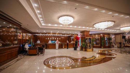 un vestíbulo de un hotel con bar en Casablanca Hotel Jeddah en Yeda