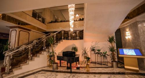 Televisyen dan/atau pusat hiburan di Casablanca Hotel Jeddah