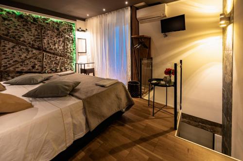 1 dormitorio con 1 cama grande y TV en Villa Santa Maria, en Castiglione di Sicilia