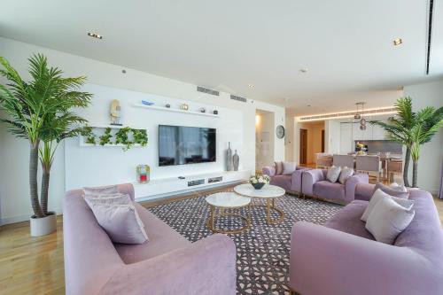KeyHost - Stunning 3BR Apartment with Maid's Room - near La Mer Beach- K360