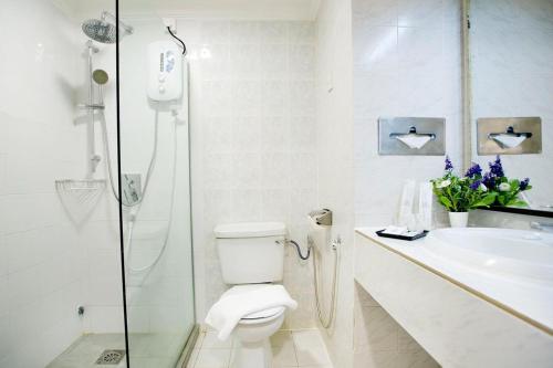 Bilik mandi di SWISS AVENUE HOTEL