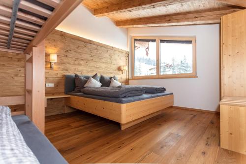 Habitación con cama y ventana en Moarhof en Unken