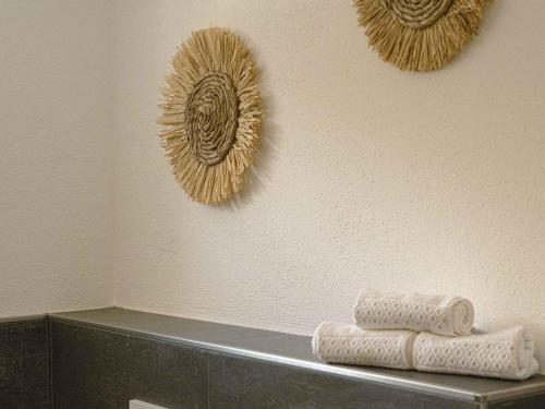 dos toallas sentadas en un estante en un baño en Ferienwohnung Feldmann Auf der Mauer en Schmallenberg