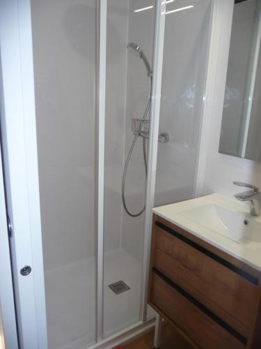 La salle de bains est pourvue d'une douche et d'un lavabo. dans l'établissement Du marais à la mer, à Lessay