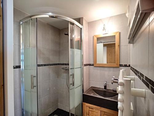 a bathroom with a shower and a sink at Appartement Les Menuires, 3 pièces, 6 personnes - FR-1-178-68 in Les Menuires