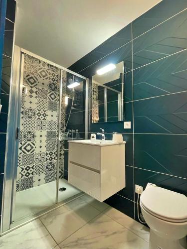 une salle de bain avec toilettes, lavabo et douche dans l'établissement Draguignan, centre ville wifi jolie deco, à Draguignan
