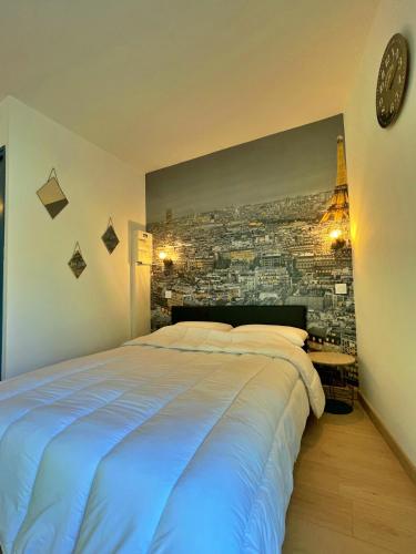 - une chambre avec un grand lit offrant une vue sur l'amimicamicamicamicamicamicamicamicamic dans l'établissement Draguignan, centre ville wifi jolie deco, à Draguignan