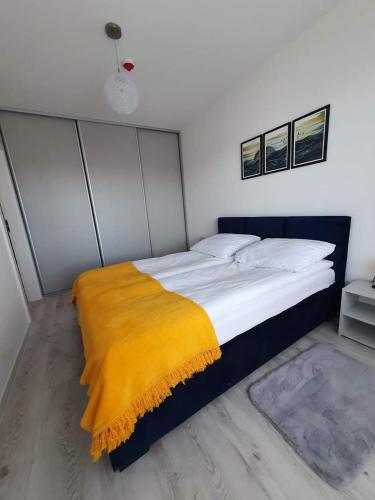Säng eller sängar i ett rum på Apartament Kolobrzeg