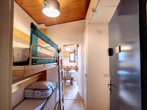 Cette petite chambre comprend des lits superposés et un couloir. dans l'établissement Studio cabine rénové 4 pers 24m², au pied des pistes, Les Menuires - FR-1-178-183, aux Menuires