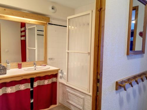 ein Bad mit einer Dusche, einem Waschbecken und einem Spiegel in der Unterkunft Appartement Les Menuires, 3 pièces, 6 personnes - FR-1-178-310 in Les Menuires
