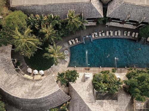 an overhead view of a swimming pool with palm trees at The Dewa Koh Chang in Ko Chang