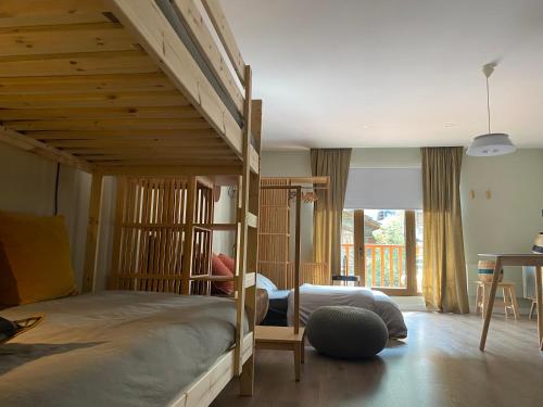 Un pat sau paturi într-o cameră la Estudio reformado Vall d'Incles Grandvalira, 4 pers, max 2 adultos y 2 niños menores 12 años