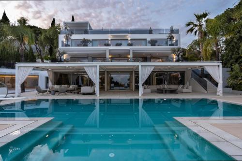 een uitzicht op een huis met een zwembad bij All About Villa Serenity in Marbella