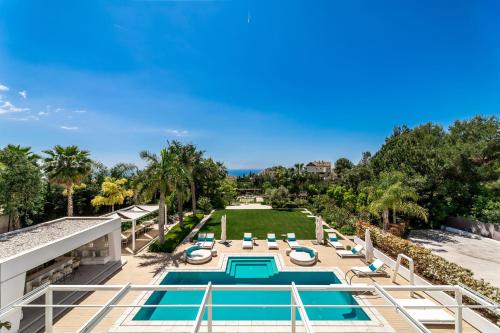 een luchtzicht op het zwembad in een resort bij All About Villa Serenity in Marbella