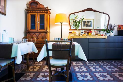 a dining room with a table and a mirror at Cal Peó ByBCardedeu in Cardedeu