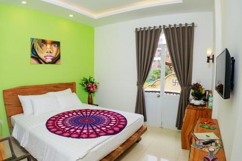 Un dormitorio con una cama grande y una ventana. en Boutique Hotel La Villa, en Nha Trang