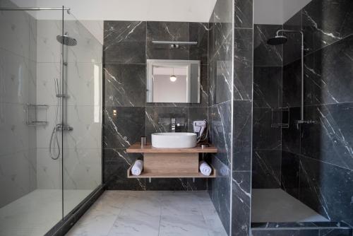 Ένα μπάνιο στο Plaka Arch Suites