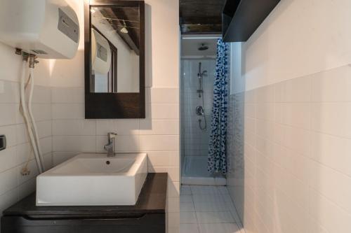 uma casa de banho com um lavatório e um chuveiro em Casa Artù em Bari