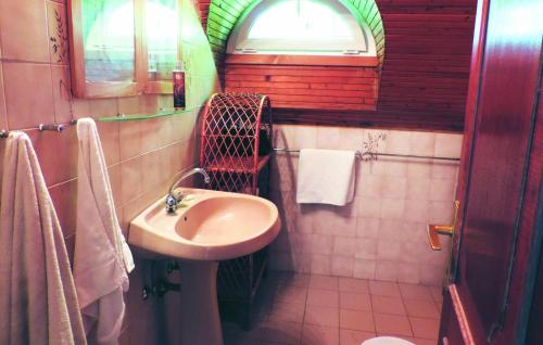 łazienka z umywalką i lustrem w obiekcie Landhaus Töreki mit Pool w Siófoku