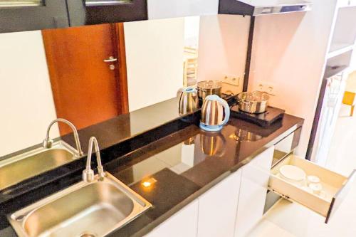 uma cozinha com um lavatório e uma bancada em Lovina 3508 at Pollux Meisterstadt em Batam Center