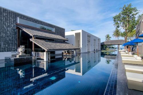 une image d'une piscine avec une maison dans l'établissement Awa Resort Koh Chang, à Ko Chang