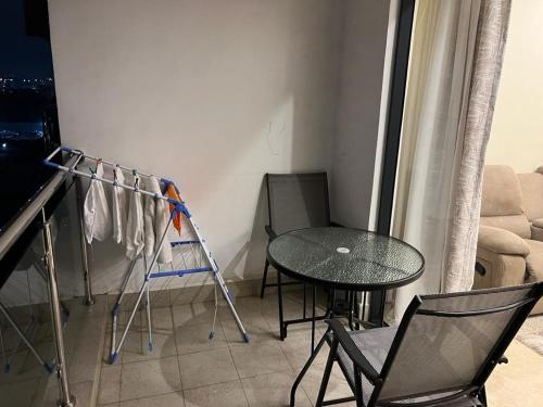 Habitación pequeña con mesa, mesa y sillas. en Enzi Heights Apartment Block B en Nairobi